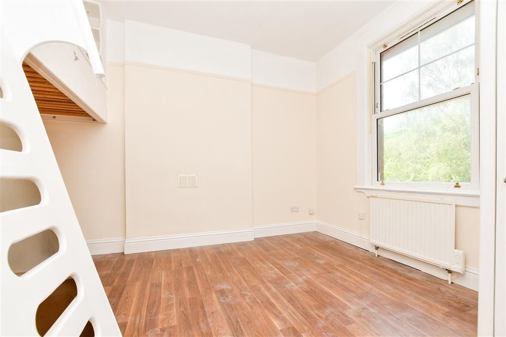 Property photo 3 of 6 Bedroom (F2,51)