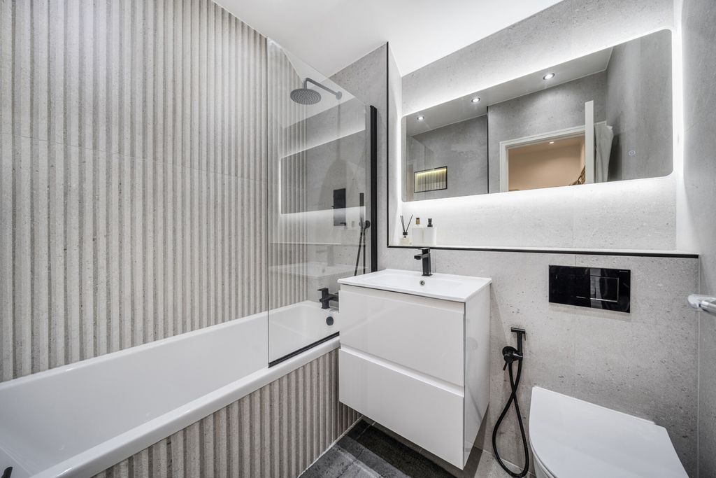 Property photo 3 of 19 Bathroom