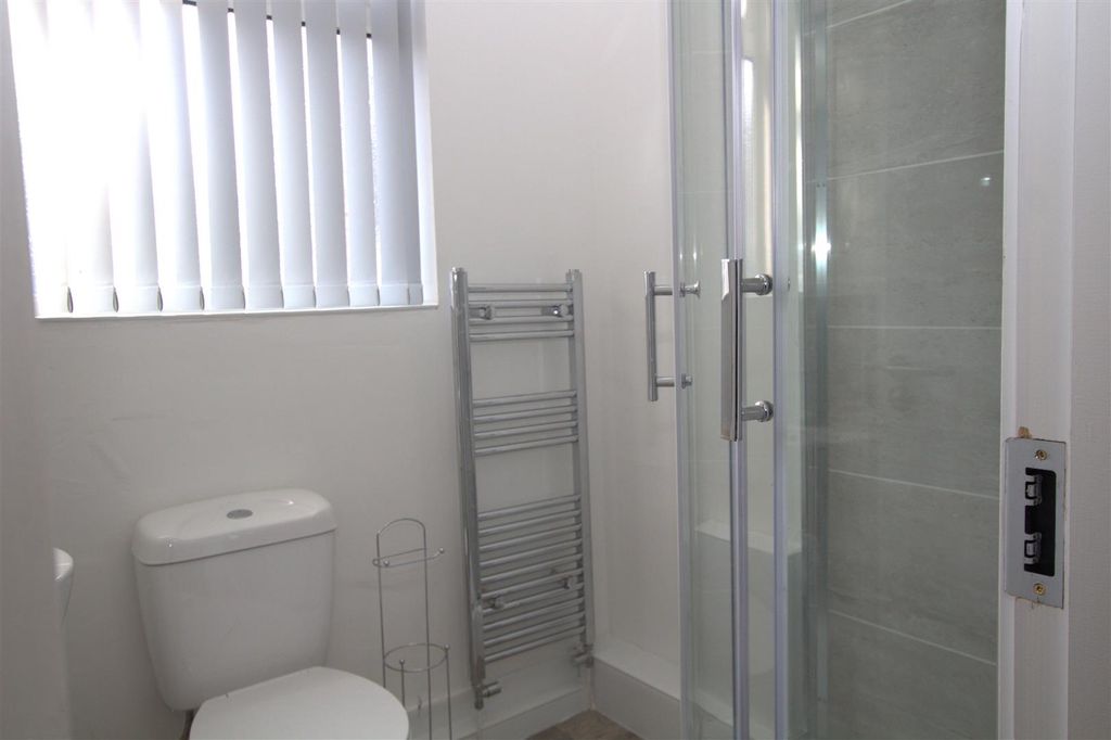 Property photo 2 of 7 84 Warwick Bathroom.Jpg