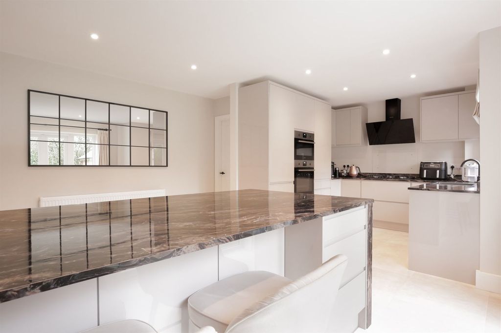 Property photo 3 of 19 Kitchen