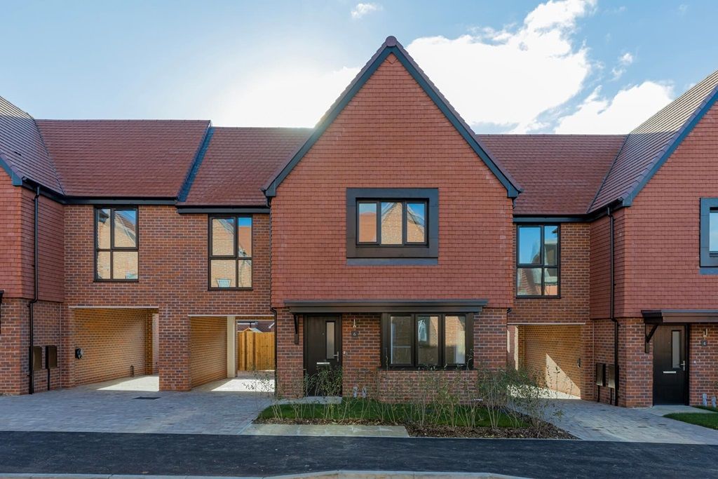 Property photo 2 of 18 The Featherstone