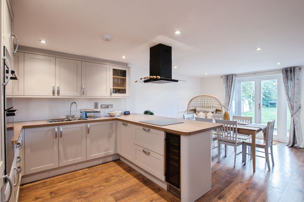 Property photo 3 of 17 Kitchen/Dining Room