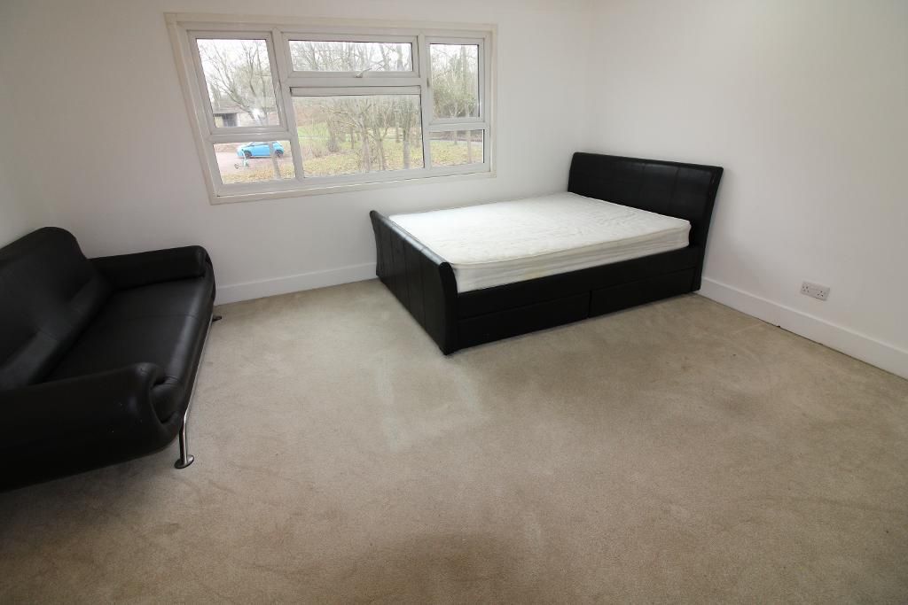 Property photo 3 of 8 Lounge