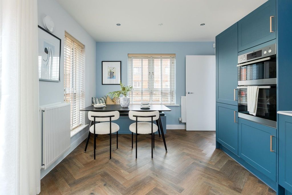 Property photo 3 of 12 A Sociable Space For Family Mealtimes Or Entertaining