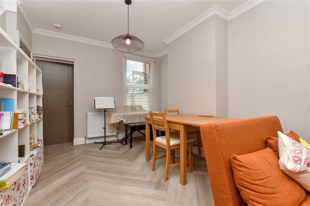 Property photo 1 of 15 Lounge