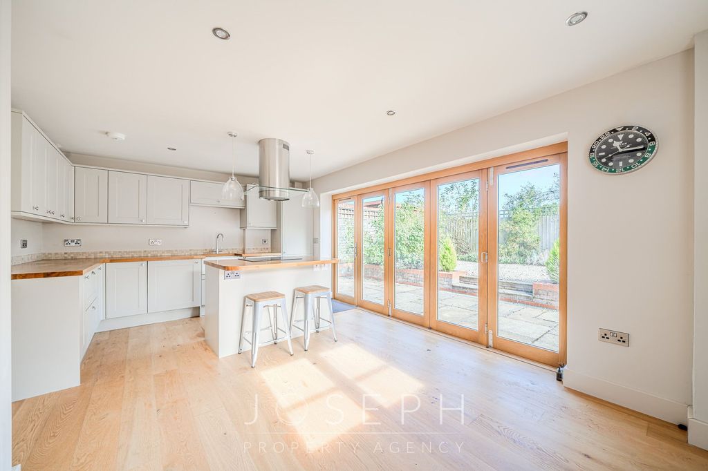 Property photo 2 of 30