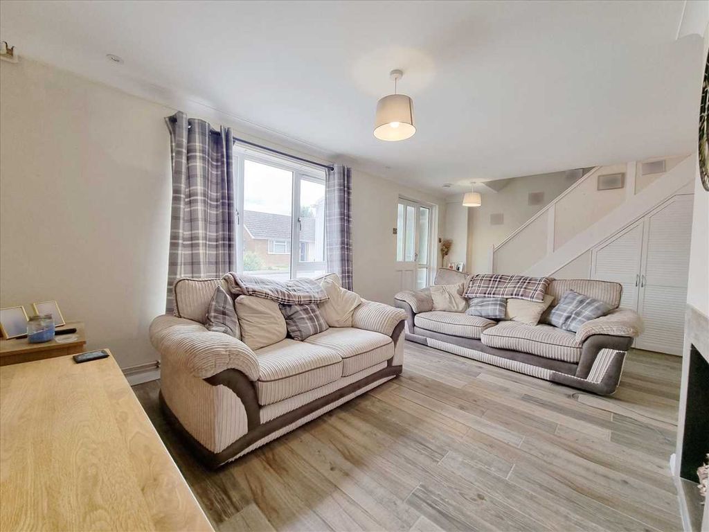 Property photo 2 of 12 Lounge: