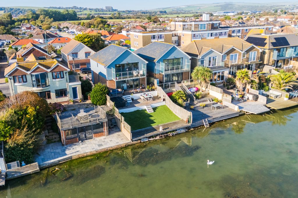 Property photo 3 of 28