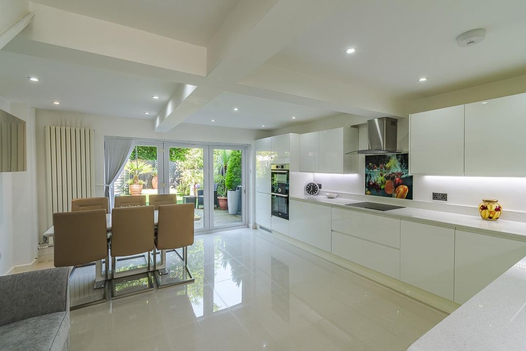 Property photo 3 of 29 Kitchen / Diner