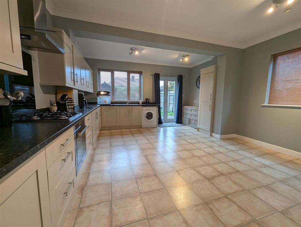 Property photo 2 of 11 Kitchen/Dining Room
