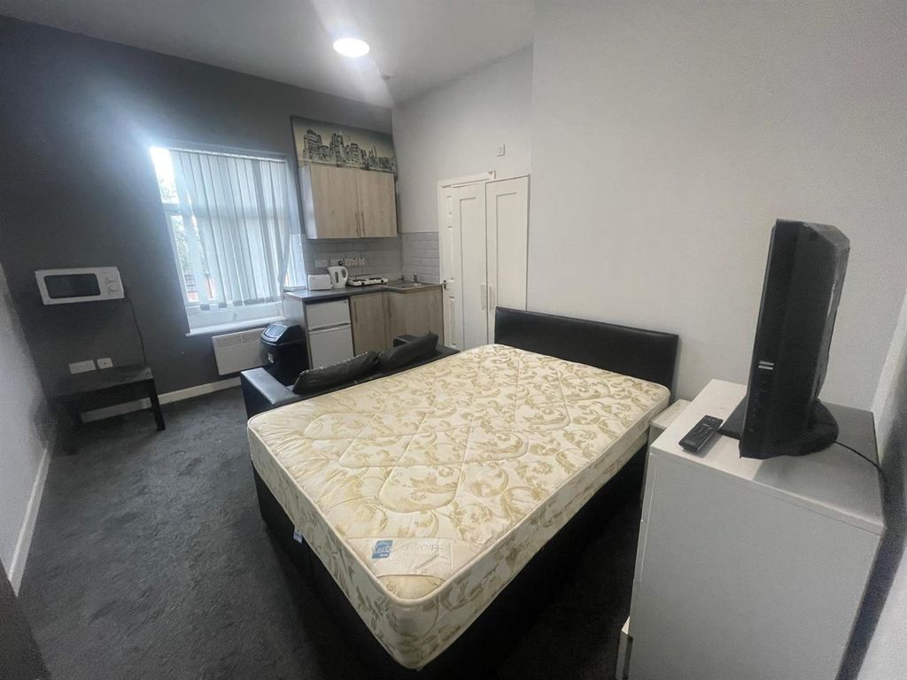 Property photo 2 of 11 Open Plan Bedroom/Kitchenette