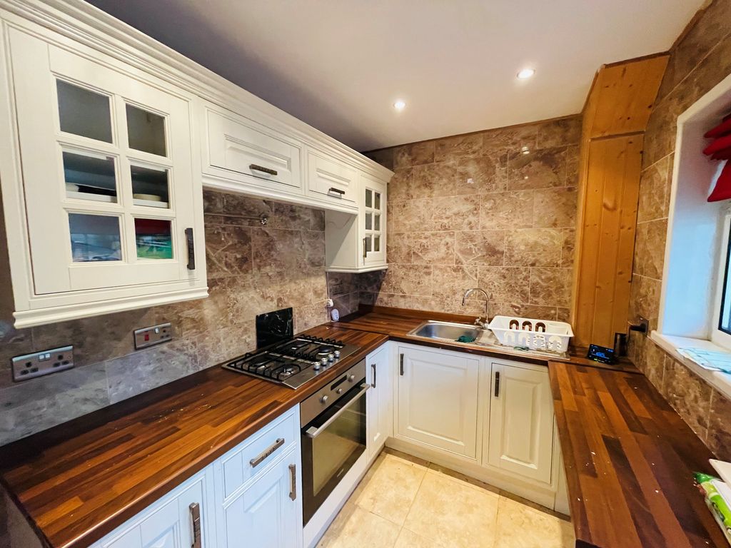 Property photo 2 of 10 Kitchen