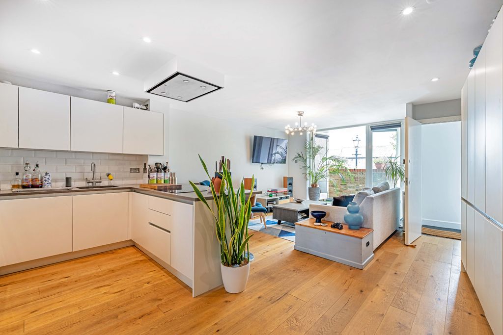 Property photo 1 of 24 8 Flood Lane, Tw1 3Ny_Low Res_22