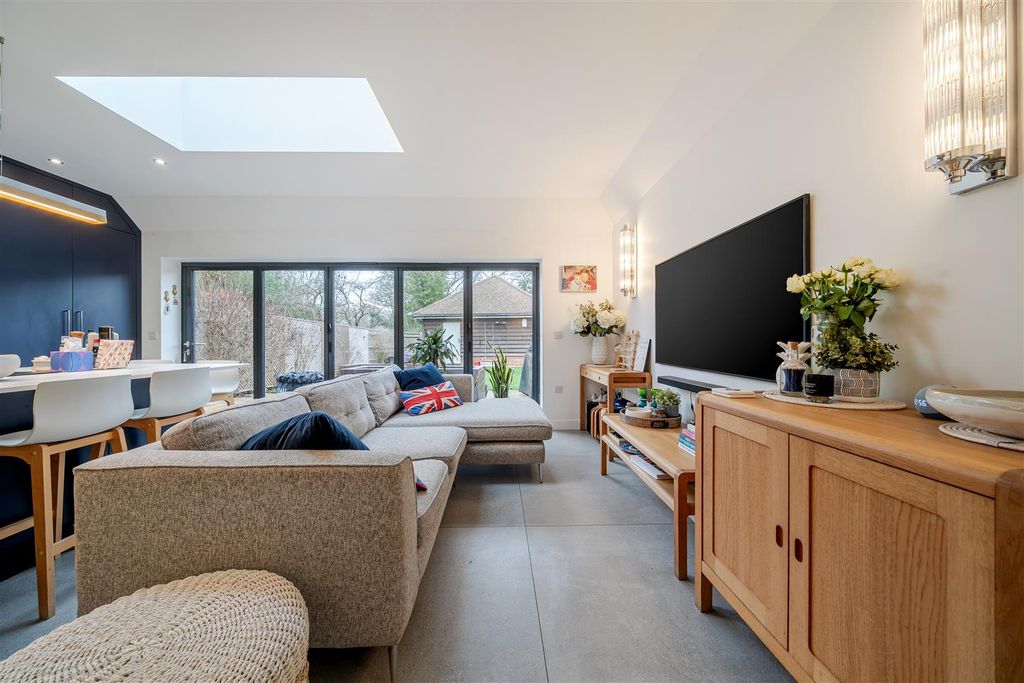 Property photo 3 of 24 1395568-13-695Fee43079Bb.Jpg