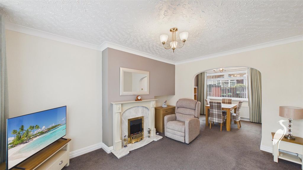 Property photo 3 of 21 Lounge