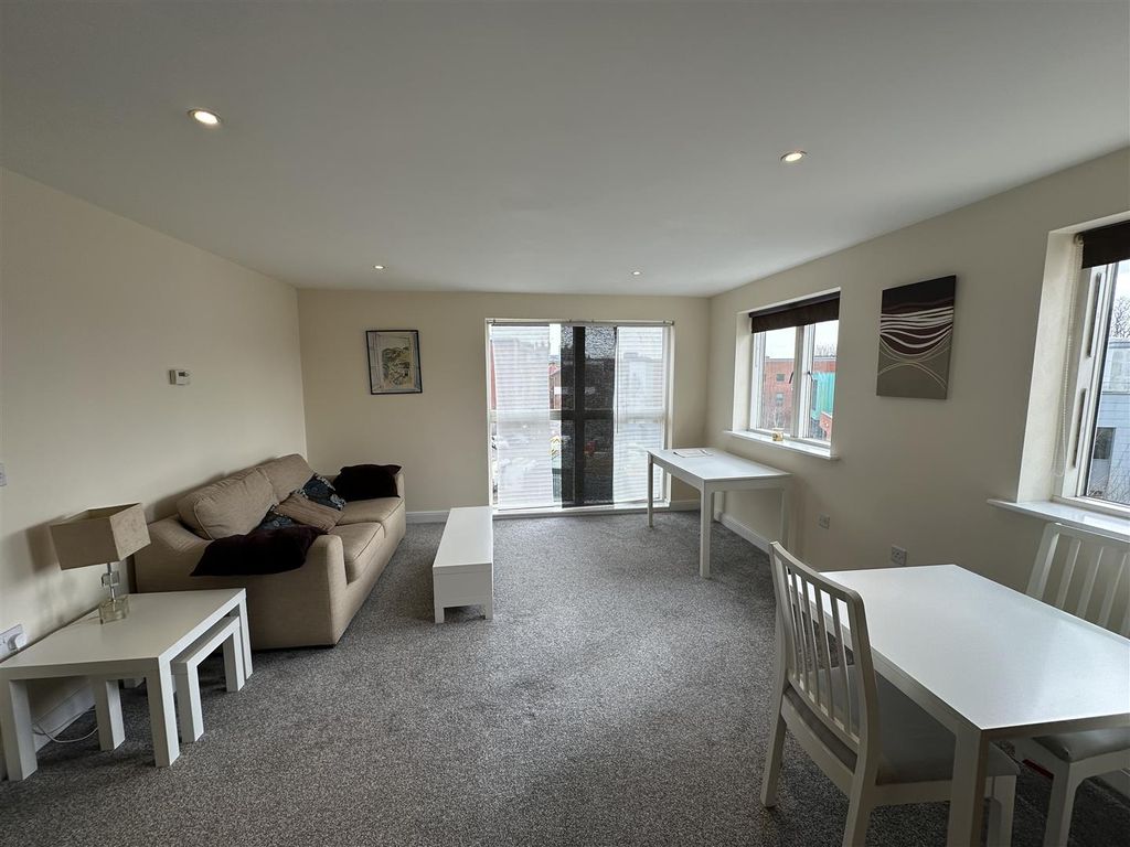 Property photo 2 of 7 100 R Lounge.Jpg