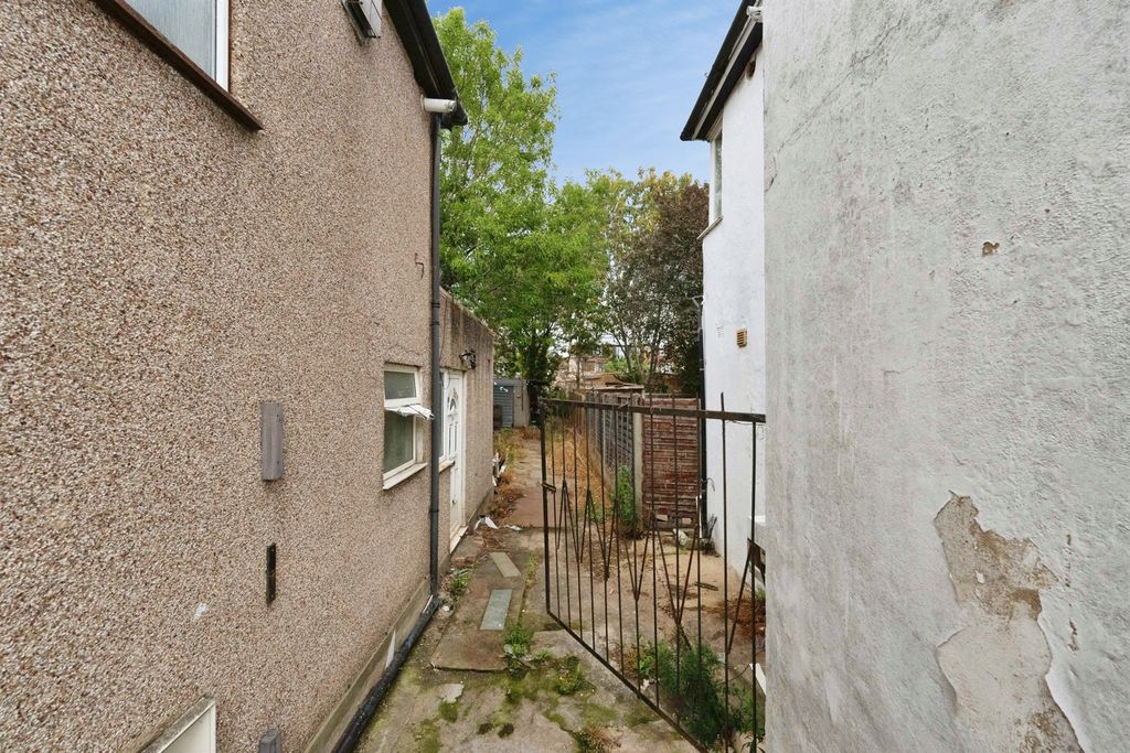 Property photo 2 of 6