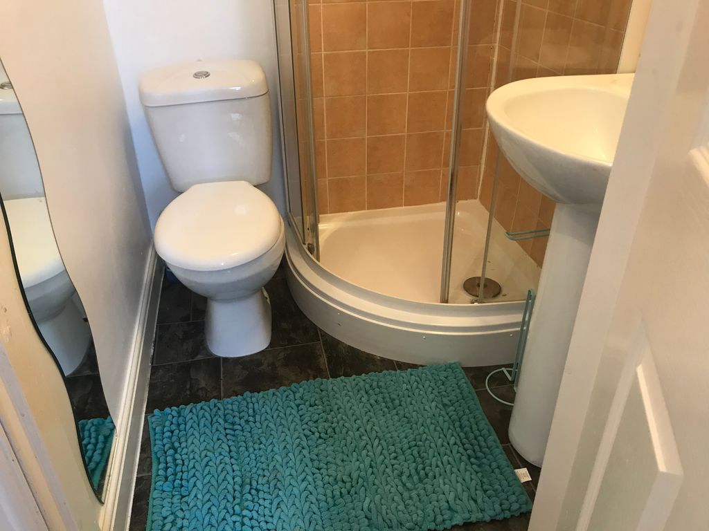 Property photo 2 of 5 Ensuite 4 