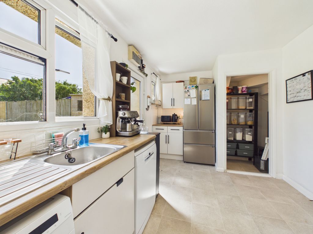 Property photo 3 of 9 Kitchen