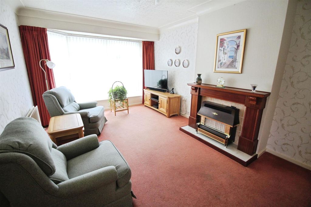 Property photo 3 of 17 Lounge