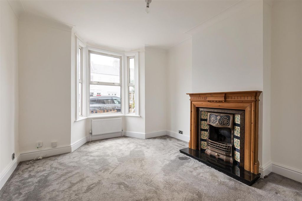 Property photo 2 of 30 Maybank Road, E18