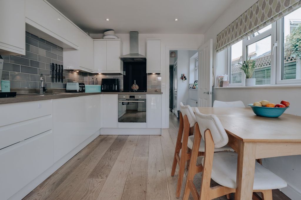Property photo 3 of 11 Kitchen