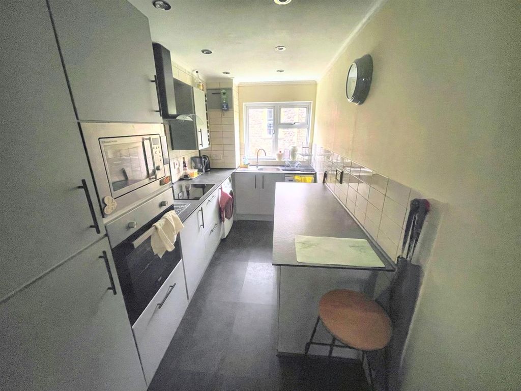 Property photo 3 of 9 Kitchen