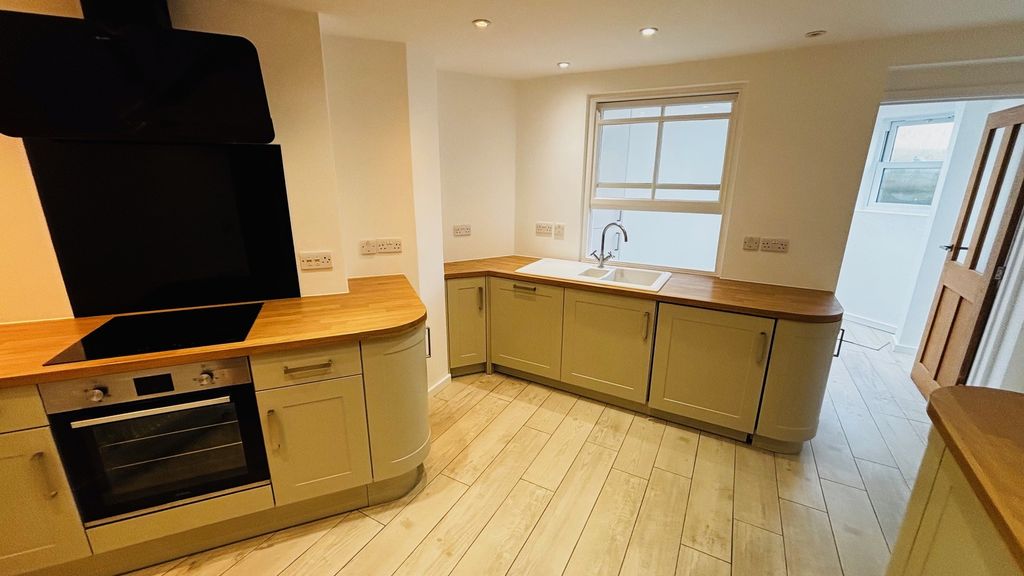 Property photo 3 of 9 Kitchen 2