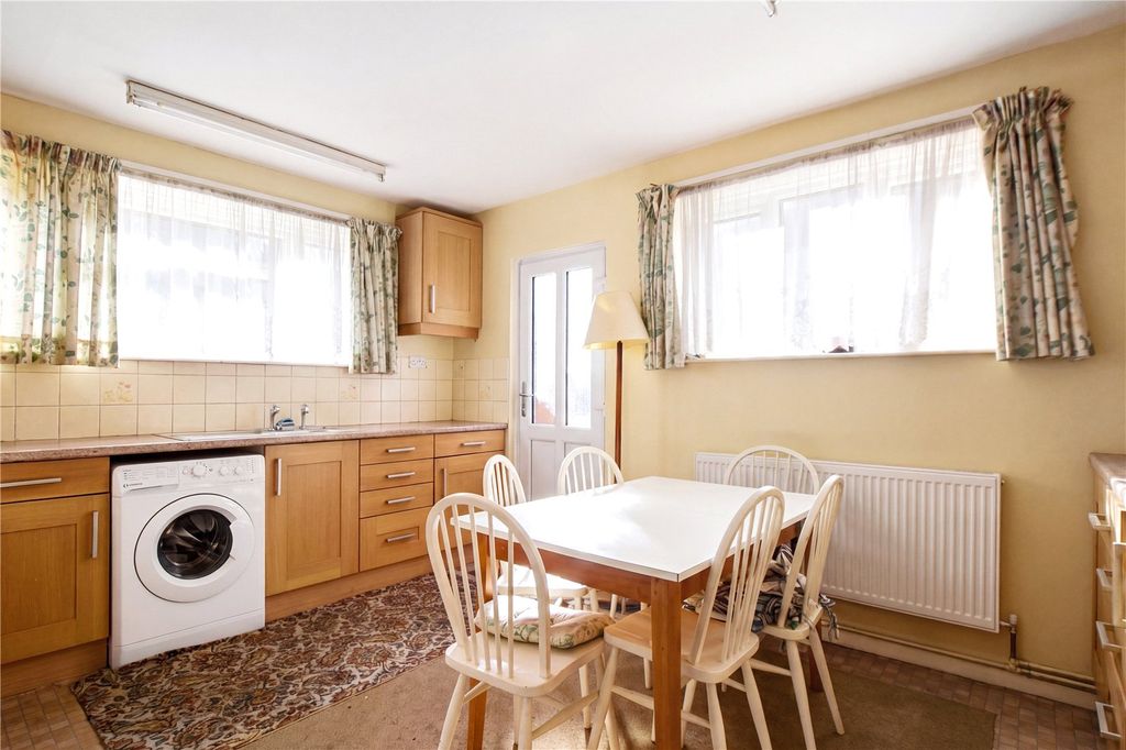 Property photo 2 of 10 Kitchen/Breakfast