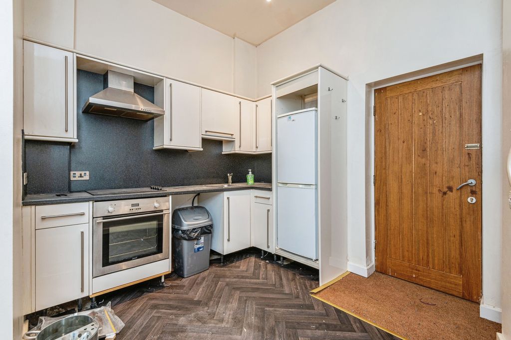 Property photo 3 of 10 Kitchen