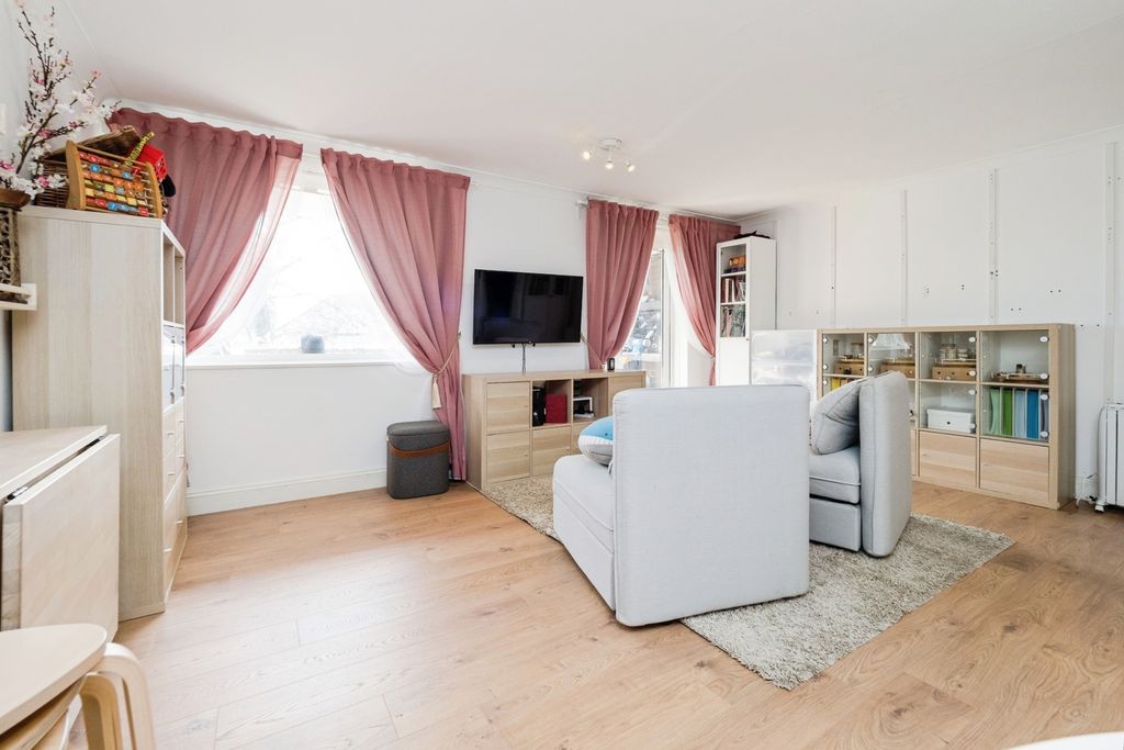 Property photo 2 of 17 Photo