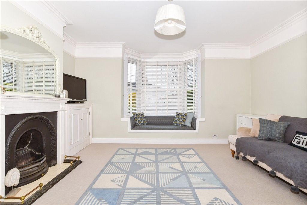 Property photo 3 of 11 Lounge