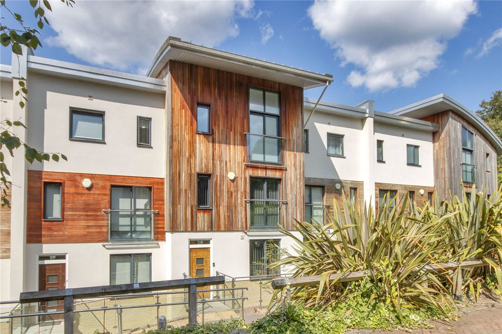 Property photo 2 of 31 20 Kentish Gardens