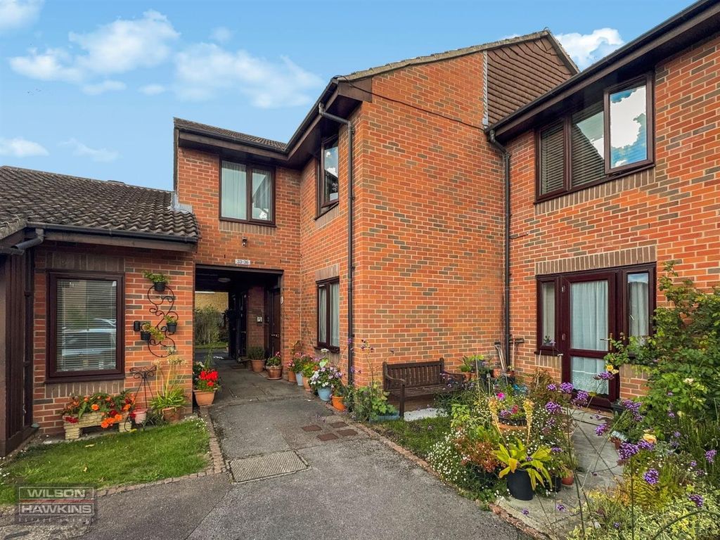 Property photo 1 of 12 33 Betjeman Close - Ftxzgtfrggpbygaujr87.Jpg