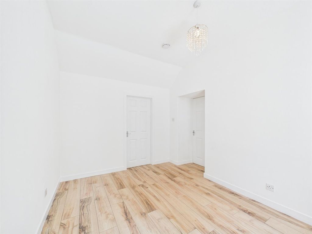Property photo 3 of 12 Cam01486G0-Pr0781-Still006.Jpg