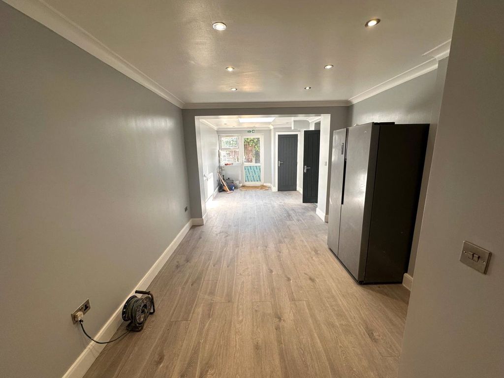 Property photo 2 of 17 Lounge