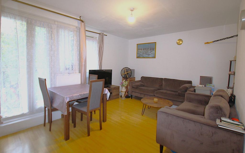 Property photo 1 of 7 Living Room