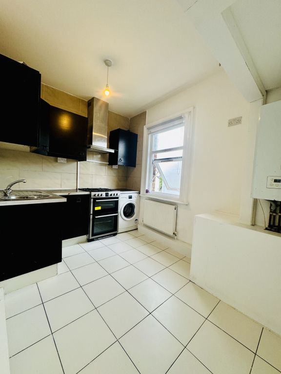 Property photo 1 of 8 2 Bed Flat Available, Upper Tooting Road, Sw17