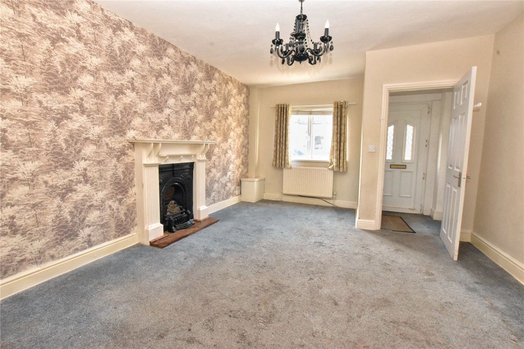 Property photo 3 of 16 Lounge