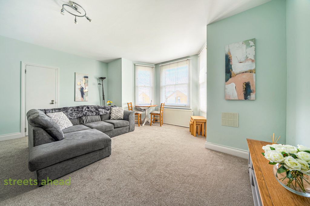 Property photo 3 of 12 12F31237-6F28-4F6...