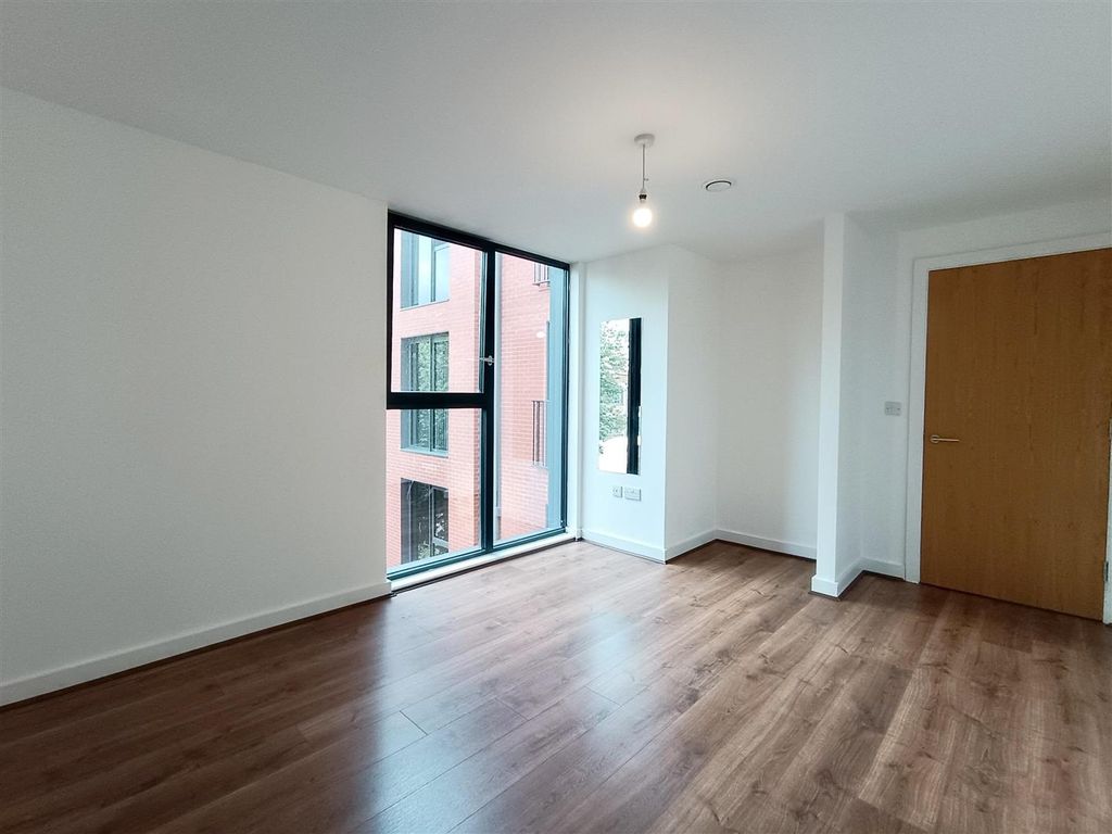 Property photo 2 of 8 Bedroom.Jpeg