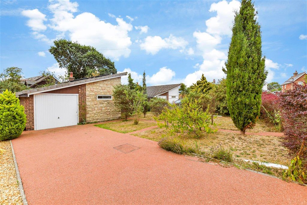 Property photo 1 of 16 Driveway/Parking