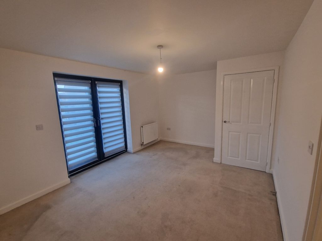 Property photo 2 of 10 Bedroom