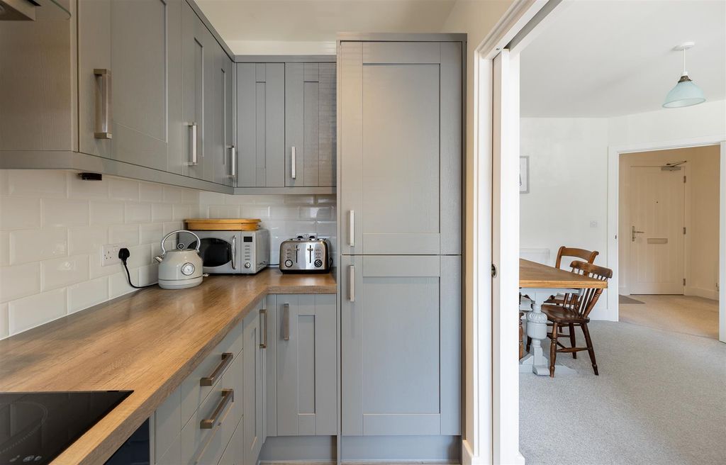 Property photo 3 of 25 An Immaculate Two Bedroom Apartment