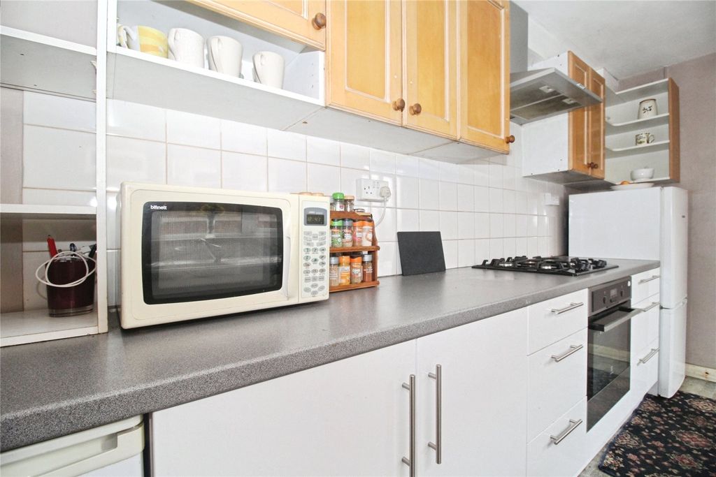 Property photo 3 of 11 Fitted Kitchen