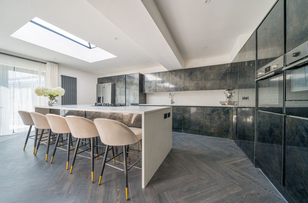 Property photo 2 of 21 1336856-18-689B3E...