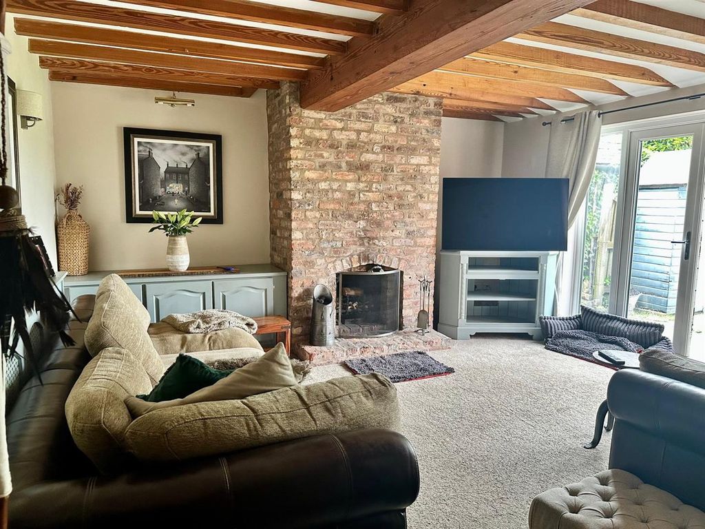 Property photo 3 of 10 Living Room