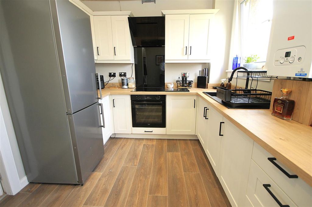 Property photo 2 of 12 Kitchen