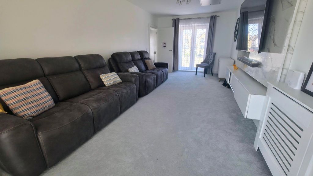 Property photo 2 of 18 Lounge