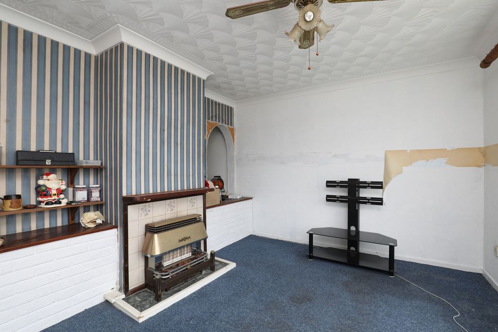 Property photo 2 of 31